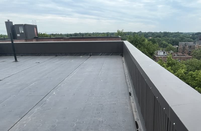 Roof level, parapet and deck