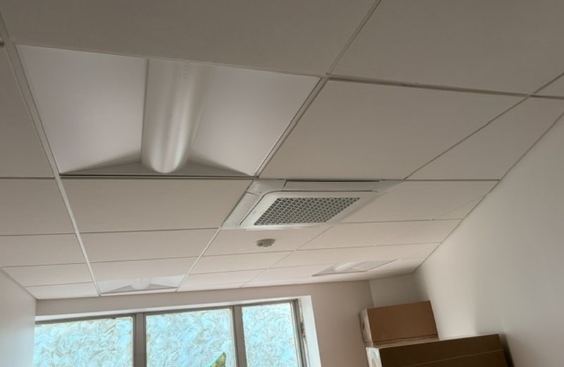 Finished ceiling and daylight in a completed office